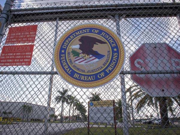 Fotografía de archivo de la entrada de la Institución Correccional Federal (FCI) de Miami, Florida.