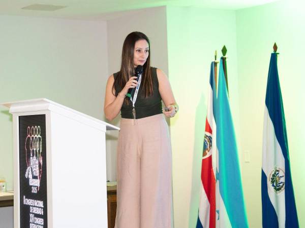 La doctora Claudia Flores durante su participación en el Congreso de Obesidad, Metabolismo y Cirugía Bariatrica.