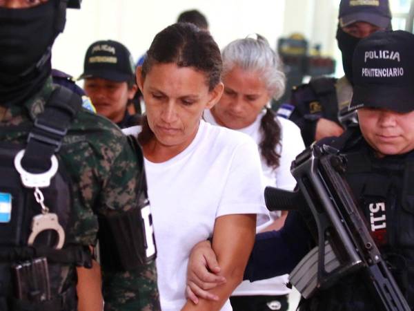 <b>Petronila Laínez y Alba Elvir</b>, señaladas por las autoridades como presuntas autoras intelectuales del asesinato de la dirigente comunal Karla Vigil.