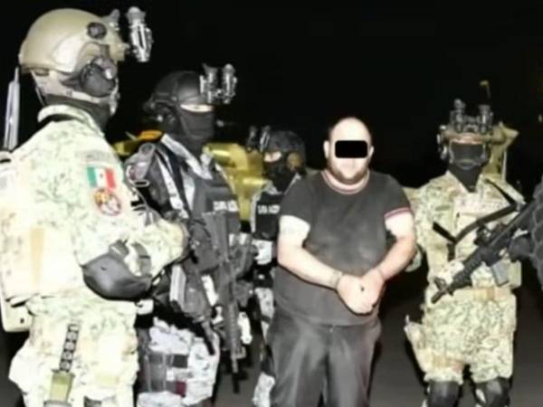 Momento en que el ejercito mexicano lleva capturado a Kamoni.