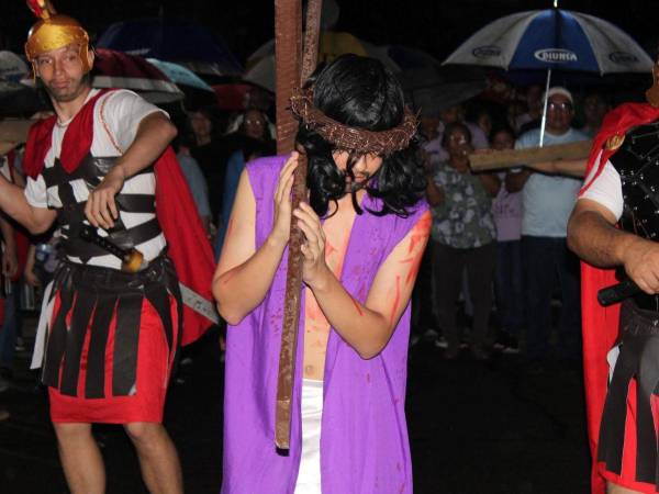 Por 19 años consecutivos, cada miércoles Santo la comunidad católica Cristo Salvador del barrio Barandillas revive la pasión y muerte de Jesús recorriendo las calles del barrio.