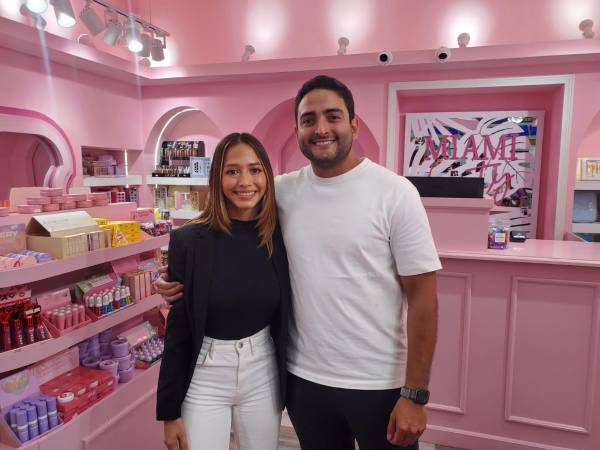 Emprendedores sampedranos en su tienda.