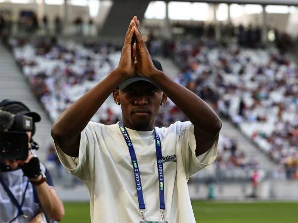 Alberth Elis le agradeció a la afición del Burdeos por la ovación.