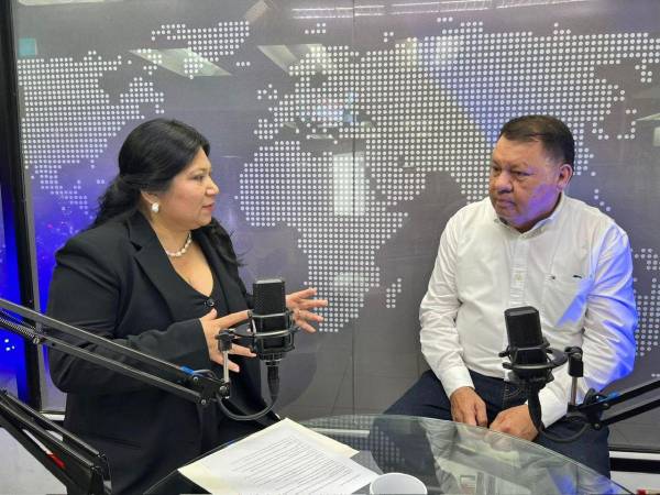 El alcalde de Pimienta que busca la reelección Raúl Ugarte entrevistado por la periodista, Lisseth García, en el programa Hablemos de Política.