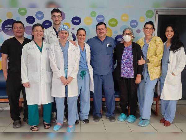 Médicos participan en brigadas quirúrgicas del hospital Ruth Paz.