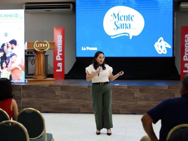 La psicóloga Reny Salinas imparte un taller a docentes acerca del estrés postraumático y su impacto en el desempeño académico de los niños, adolescentes y jóvenes.