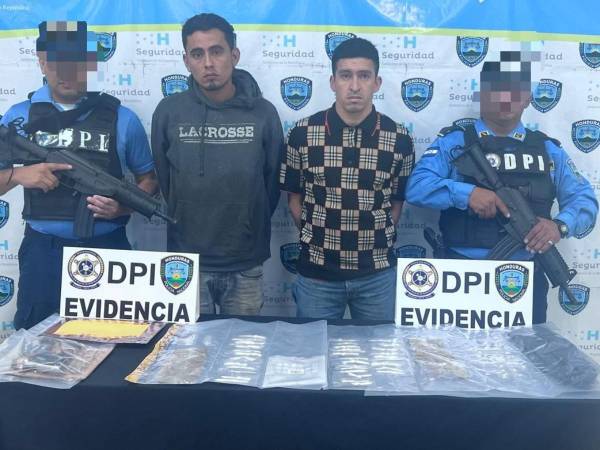 Momentos de la captura de Rony Alexander Castellanos, alias “Romanpir” y Jonathan David Carías, alias “El Negro”.