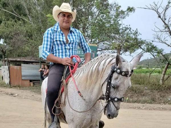 Un hombre fue asesinado dentro de su propia vivienda la tarde de este sábado 23 de mayo en la comunidad de Cuyalí, departamento de El Paraíso, luego de que un desconocido le pidiera prestado el baño y lo atacara a balazos.