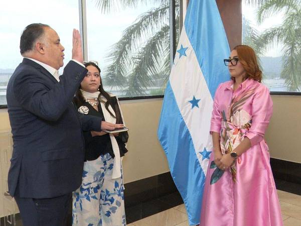 El exalcalde y hoy regidor reelecto, Armando Calidonio, cuando le tomaron el juramento en horas de la mañana.