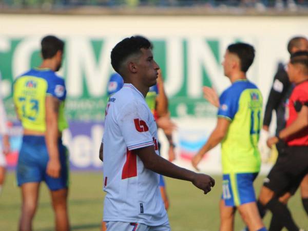 José Mario Pinto saló cabizbajo tras la caída del Olimpia.