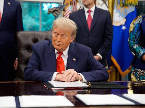 Trump celebró la aprobación de su polémica ley en el Senado y urge a la Cámara Baja a realizar su votación final.