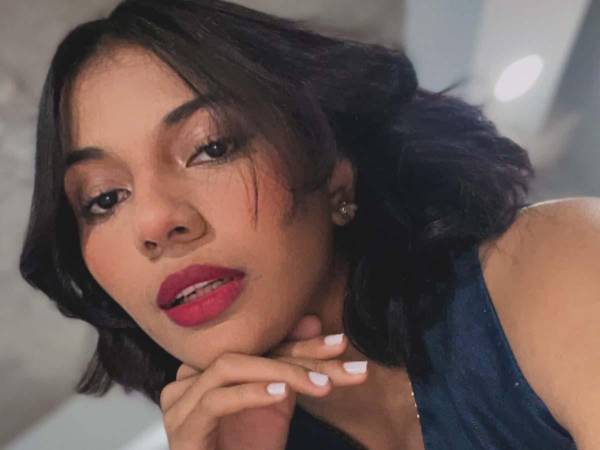 La muerte de Wualys Fuentes Aquino, de 24 años de edad y virreina de Miss Universo Tegucigalpa 2026, continúa bajo investigación luego de ser encontrada sin vida la noche del lunes 20 de julio en su apartamento ubicado en la residencial Altos de El Trapiche, en Tegucigalpa.