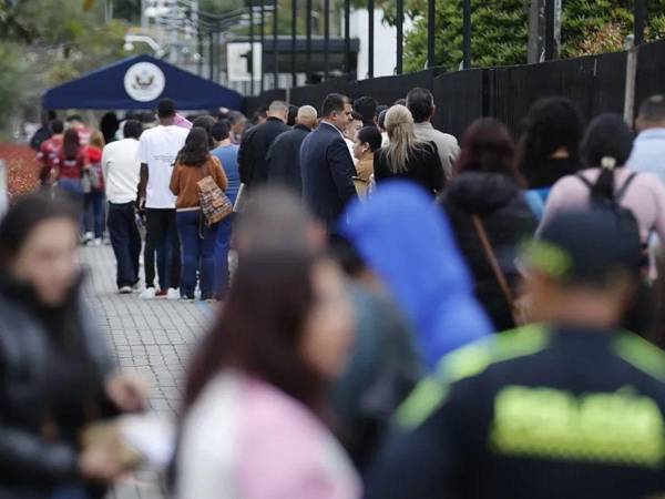 Personas en una fila para solicitar la visa de los Estados Unidos en la embajada estadounidense en Bogotá, en una imagen de archivo.