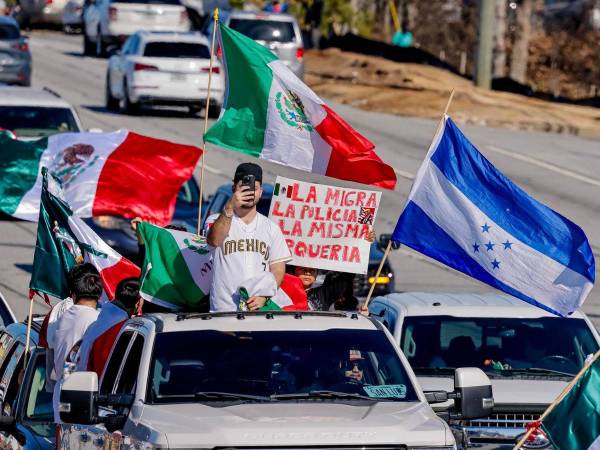 Manifestantes protestan contra la política de inmigración y deportación del Gobierno de Trump contra los extranjeros indocumentados en Atlanta.