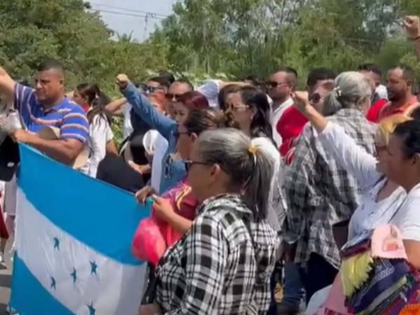 Docentes durante una protesta esta semana en exigencia de seguridad, mejores condiciones laborales y el cumplimiento del reajuste salarial aprobado por el Gobierno.
