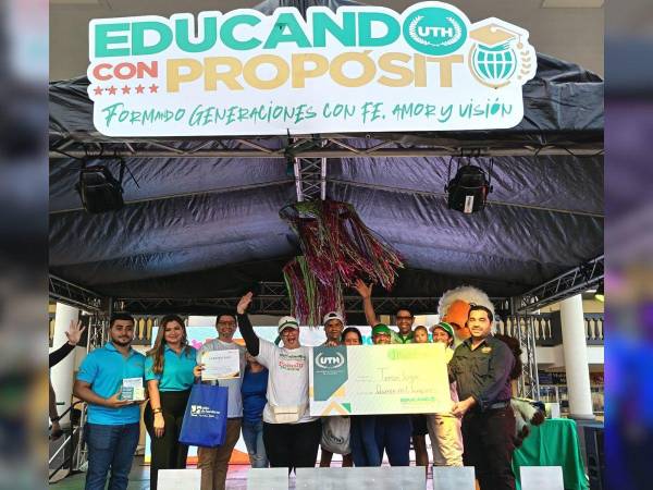 La familia Lagos recibe con alegría el premio de L15,000 del tercer lugar.