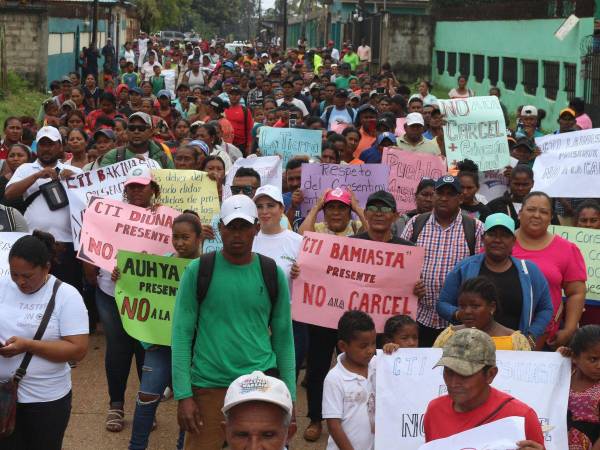 Con una multitudinaria marcha organizada bajo el lema: “La construcción de la cárcel en Mocorón no es negociable” salieron pobladores de la Mosquitia a protestar en rechazo a la construcción de una cárcel en tierras indígenas.