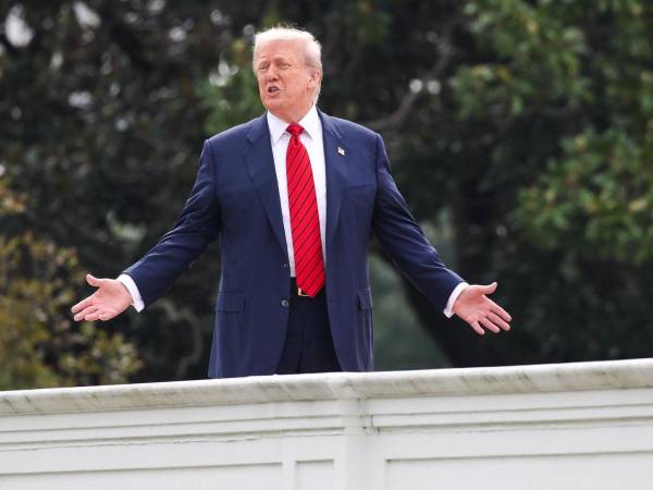 El presidente de Estados Undios, Donald Trump, camina por la azotea de la Casa Blanca.