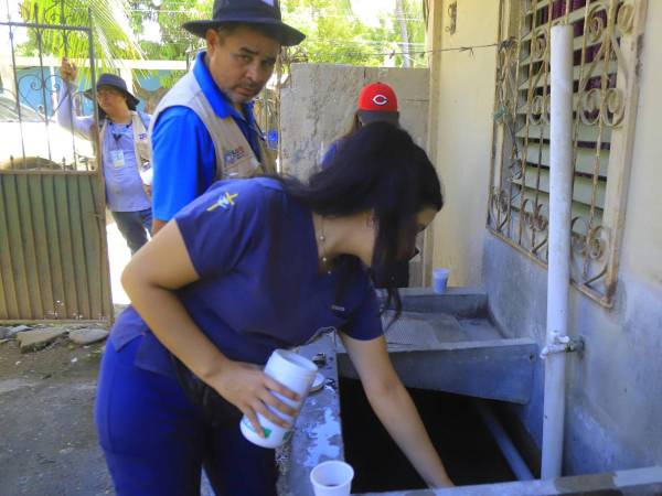 Personal de la municipalidad de San Pedro Sula inspecciona una pila.