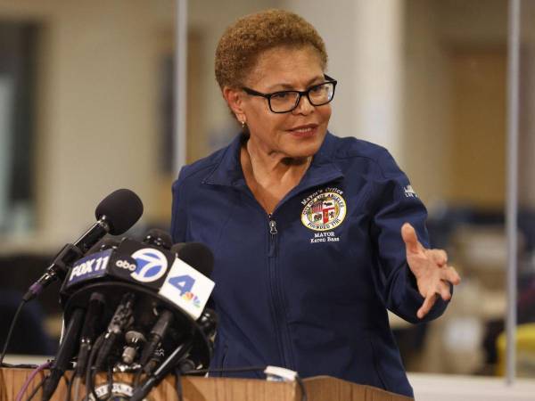 La alcaldesa de Los Ángeles, Karen Bass.