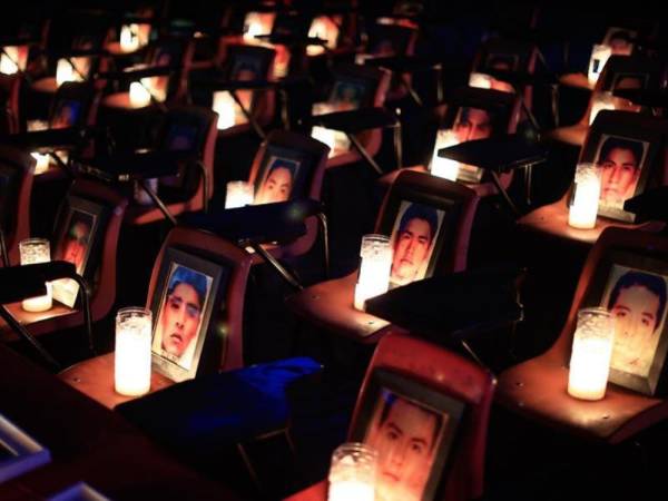 El 26 de septiembre de 2014 tres estudiantes fueron asesinados de manera atroz y 43 desaparecidos en Iguala, México. A una década de impunidad en el caso Ayotzinapa, la indignación y el dolor persisten en la sociedad mexicana.