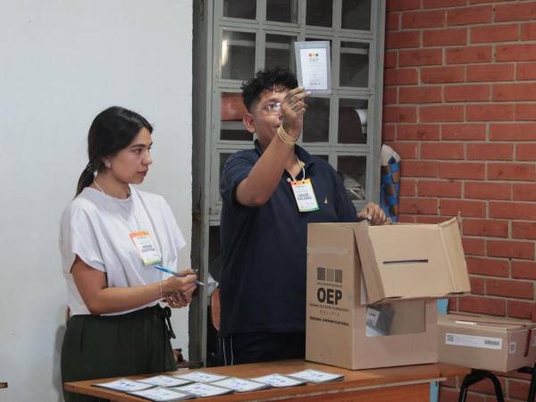 Un jurado electoral muestra un voto este domingo, en un centro de votación en Santa Cruz (Bolivia).