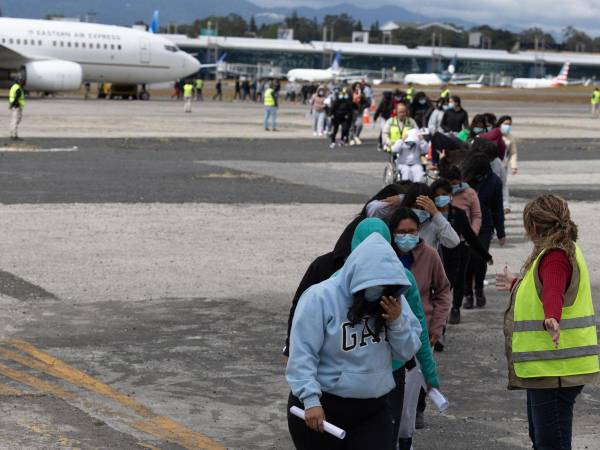 Un grupo de migrantes deportados llegan a su país de origen en una imagen de archivo.