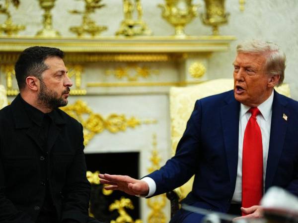 El presidente estadounidense, Donald Trump y su homólogo ucraniano, Volodimir Zelenski (d), durante la reunión este lunes en la Oficina Oval de la Casa Blanca.