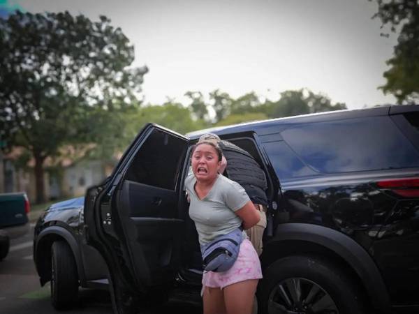 El caso de Patricia Escobar, una madre de origen hondureño detenida por agentes del Servicio de Inmigración y Control de Aduanas (ICE) en Austin, Texas, ha generado indignación y preocupación entre sus familiares y miembros de la comunidad, luego de que se conociera que sus dos hijas, de cuatro y siete años, quedaron bajo el cuidado de su padre tras el arresto.