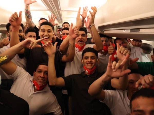 Migrantes venezolanos celebran su regreso a Caracas tras ser excarcelados en El Salvador.