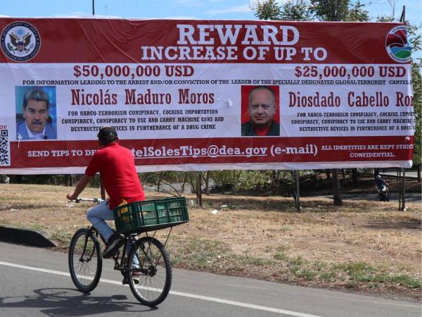 Una valla con la imagen de la recompensa ofrecida por EEUU por el presidente de Venezuela, Nicolás Maduro, y del ministro de Justicia y Paz de Venezuela, Diosdado Cabello.