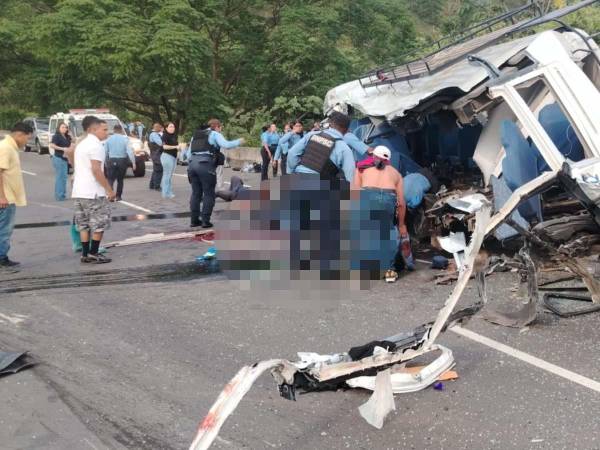 Un fuerte accidente de tránsito se registró este miércoles en la cuesta del Rodeo, en el departamento de Comayagua, donde una rastra impactó contra un bus en el que se transportaban agentes de la Policía Nacional.