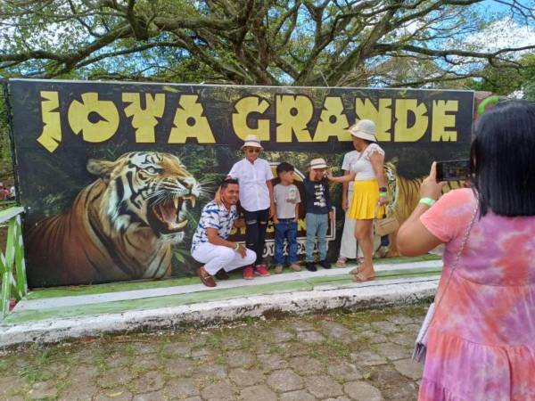 Una de las tantas familias que llegaron a Joya Grande este domingo.