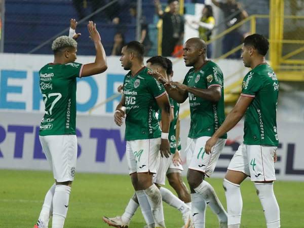 Los jugadores de Marathón festejan el gol de Juan Anangonó contra el Real España.