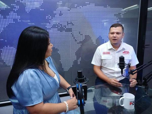 El candidato a la alcaldía en Omoa por el Partido Liberal, Javier Brocato, durante el programa Hablemos de Política entrevistado por la periodista Lisseth García.