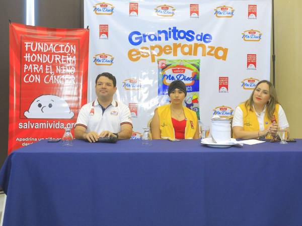 Kamal Dieck, gerente comercial de Dieck &amp; Dieck, Allison Yireth Villeda, ganadora del concurso de dibujo y Marcela Morales, representante de la Fundación Hondureña para el Niño con Cáncer.