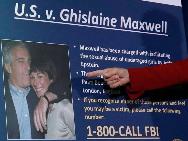 Jeffrey Epstein y su expareja, Ghislaine Maxwell, en un cartel durante una audiencia de un juicio en contra de Maxwell, en Nueva York.