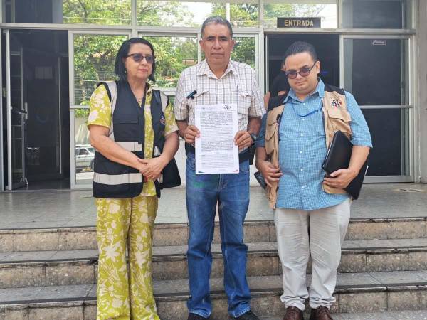 Representantes del sindicato del Infop y organizaciones de derechos humanos presentaron una denuncia ante el Ministerio Público contra exfuncionarios por presunto abuso de autoridad.