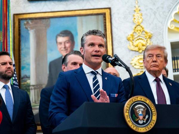 El secretario de Guerra de Estados Unidos, Pete Hegseth, en una conferencia de prensa en la Casa Blanca, junto al presidente Donald Trump, la semana pasada.