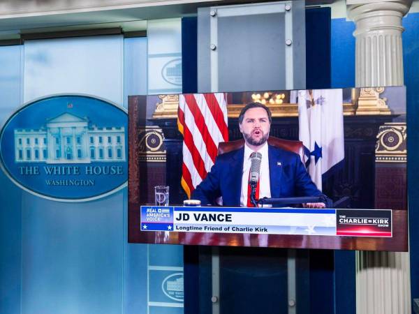 El vicepresidente de Estados Unidos, JD Vance, aparece en los monitores de televisión de la sala de prensa de la Casa Blanca mientras presenta The Charlie Kirk Show.