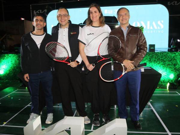 Ejecutivos de Corporación Jaar y Kia Honduras, junto a sus principales aliados comerciales, durante la presentación oficial de la nueva Kia Sportage Híbrida en el marco del Kia Open 2026.