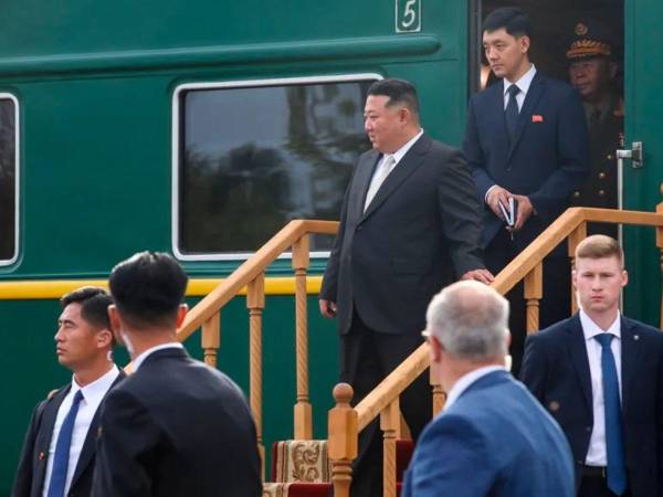 El líder norcoreano, Kim Jong Un, baja de su tren blindado en una imagen de archivo.