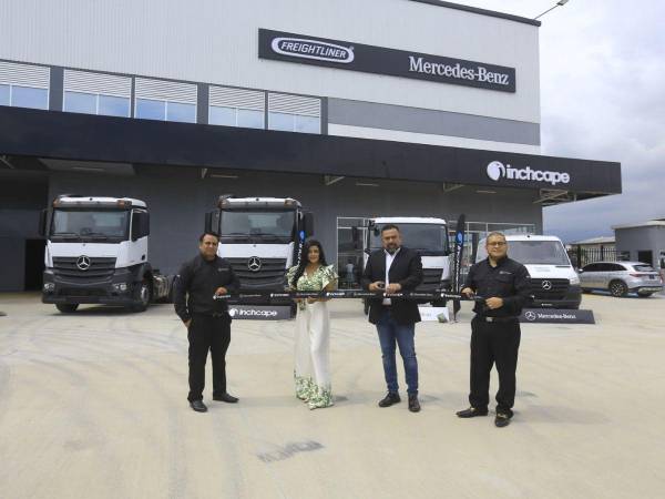 Victor Inestroza, Stephenie Escobar, Mario Corado y Daniel Barahona ejecutivos de Inchcape al momento del corte de cinta inaugural