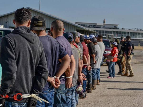 Un grupo de inmigrantes detenidos en una redada la semana pasada.