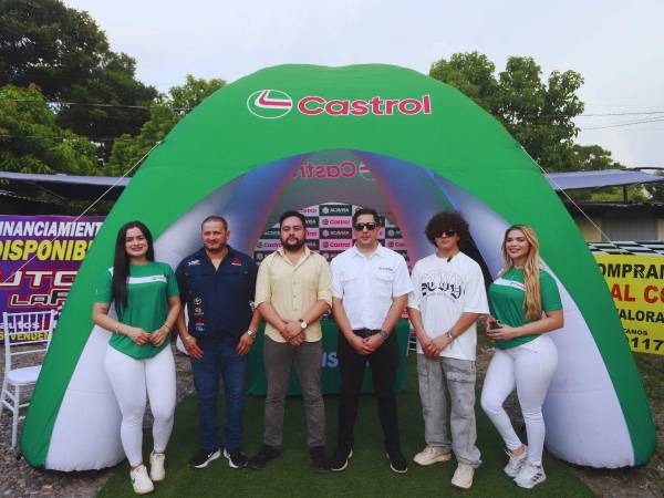 Jaime Medina, Renán Erazo, José Muñoz y Yester Pineda, durante la conferencia de prensa del lanzamiento del Drag Fest, edición Copa Castrol.