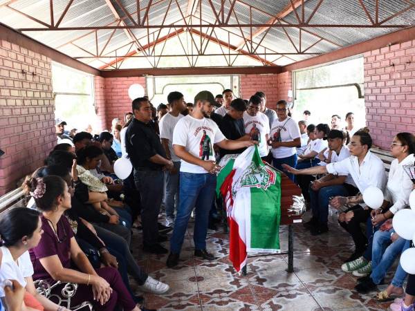 Kevin fue enterrado con la bandera de su amado Marathón.