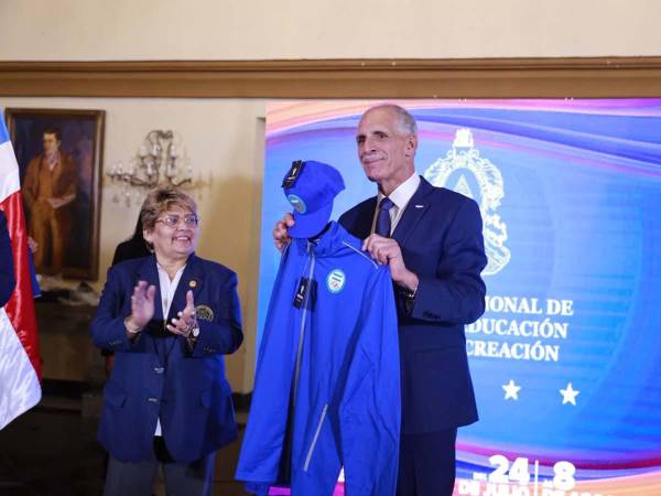 El presidente Nasry Asfura entregó el pabellón nacional a los abanderados de la delegación hondureña que competirá en los Juegos Centroamericanos y del Caribe Santo Domingo 2026.