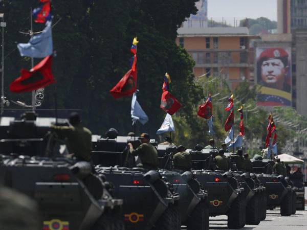 Integrantes de la Fuerza Armada Nacional Bolivariana (FANB) participan en un ejercicio militar en Caracas.