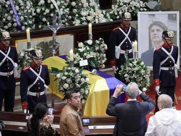 Integrantes del Batallón Guardia Presidencial vigilan junto al féretro del fallecido senador y precandidato presidencial opositor Miguel Uribe Turbay este martes, en Bogotá.