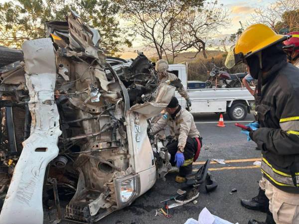 Miembros del Cuerpo de Bomberos en la escena del accidente.